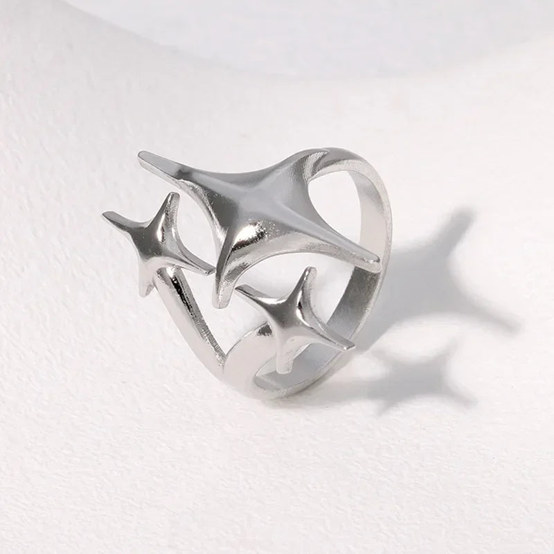 Bague cocktail géométrique Elariah en acier inoxydable plaqué or 14 carats – Bague de soirée audacieuse pour femme