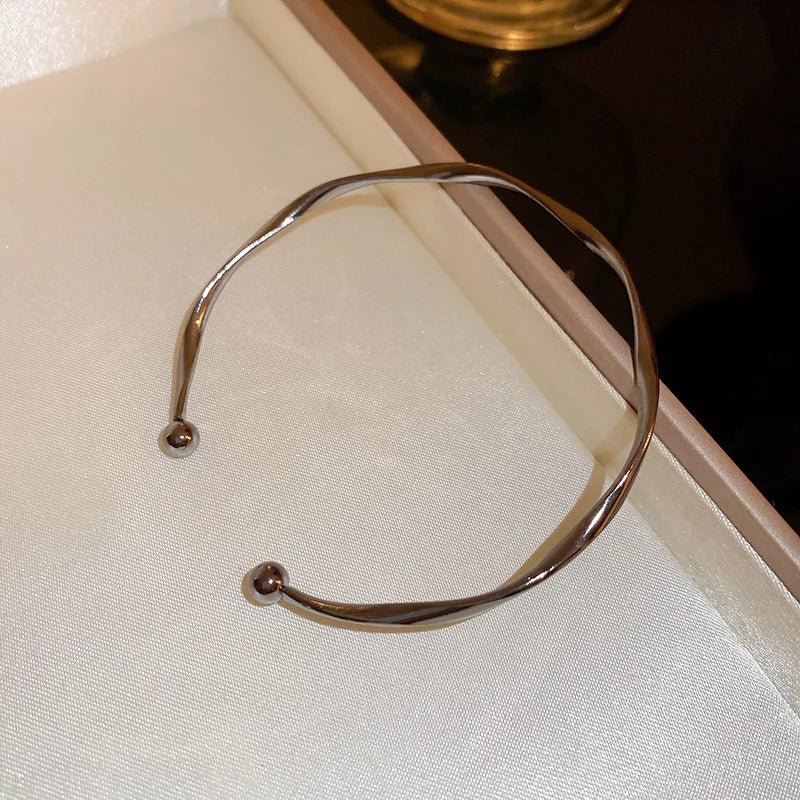 Bracelet jonc minimaliste torsadé en or pour femme – Bijou jonc ouvert élégant