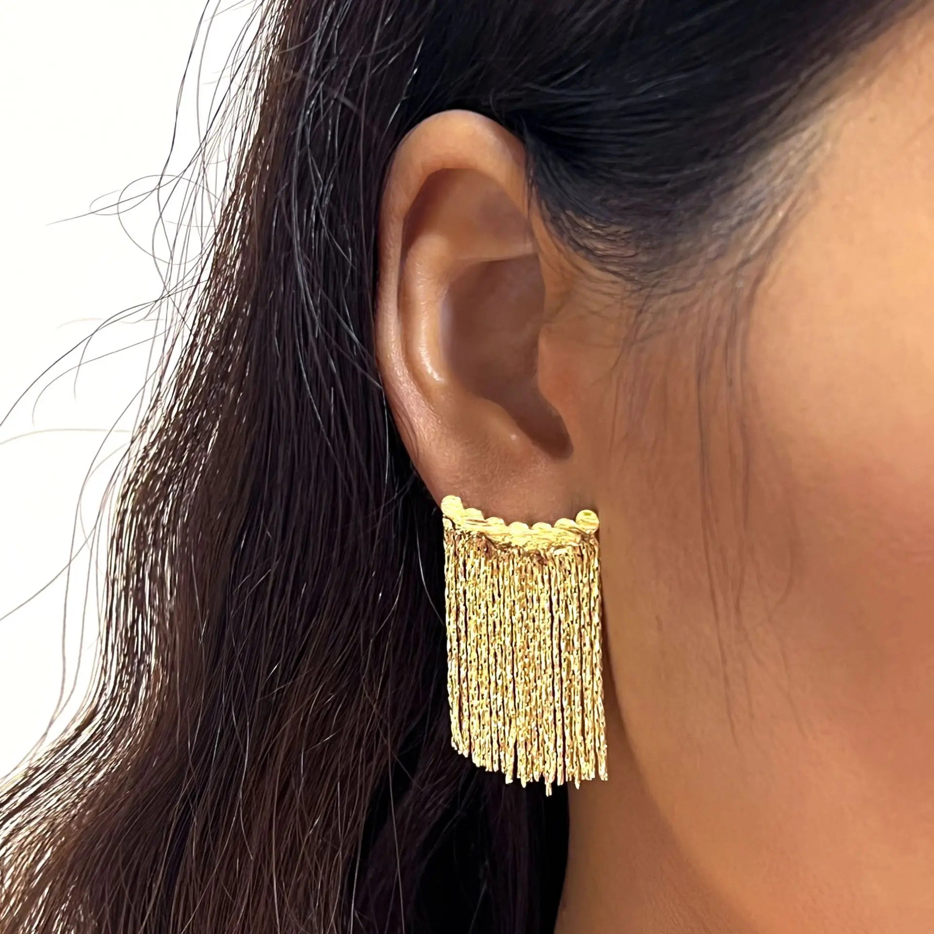 Pendientes llamativos con borlas doradas y brillantes: elegante diseño largo para mujer