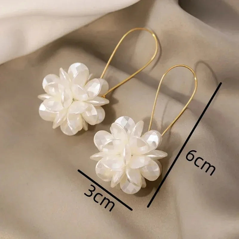 Boucles d'oreilles pendantes en forme de boule de pétales de perles – Boucles d'oreilles longues géométriques à fleurs pour femmes