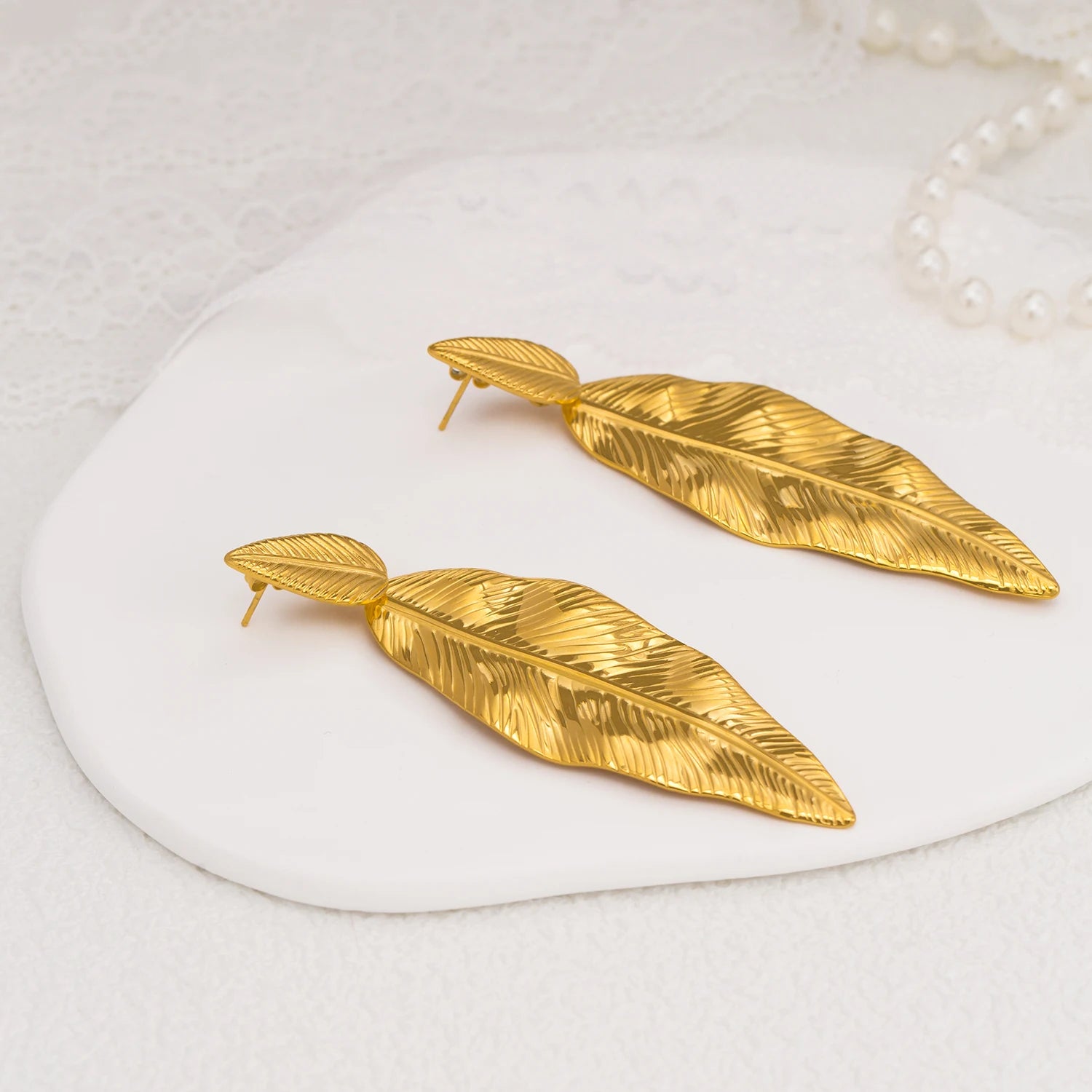 Boucles d'oreilles pendantes élégantes en forme de feuille pour femme – Acier inoxydable plaqué or 18 carats, hypoallergénique