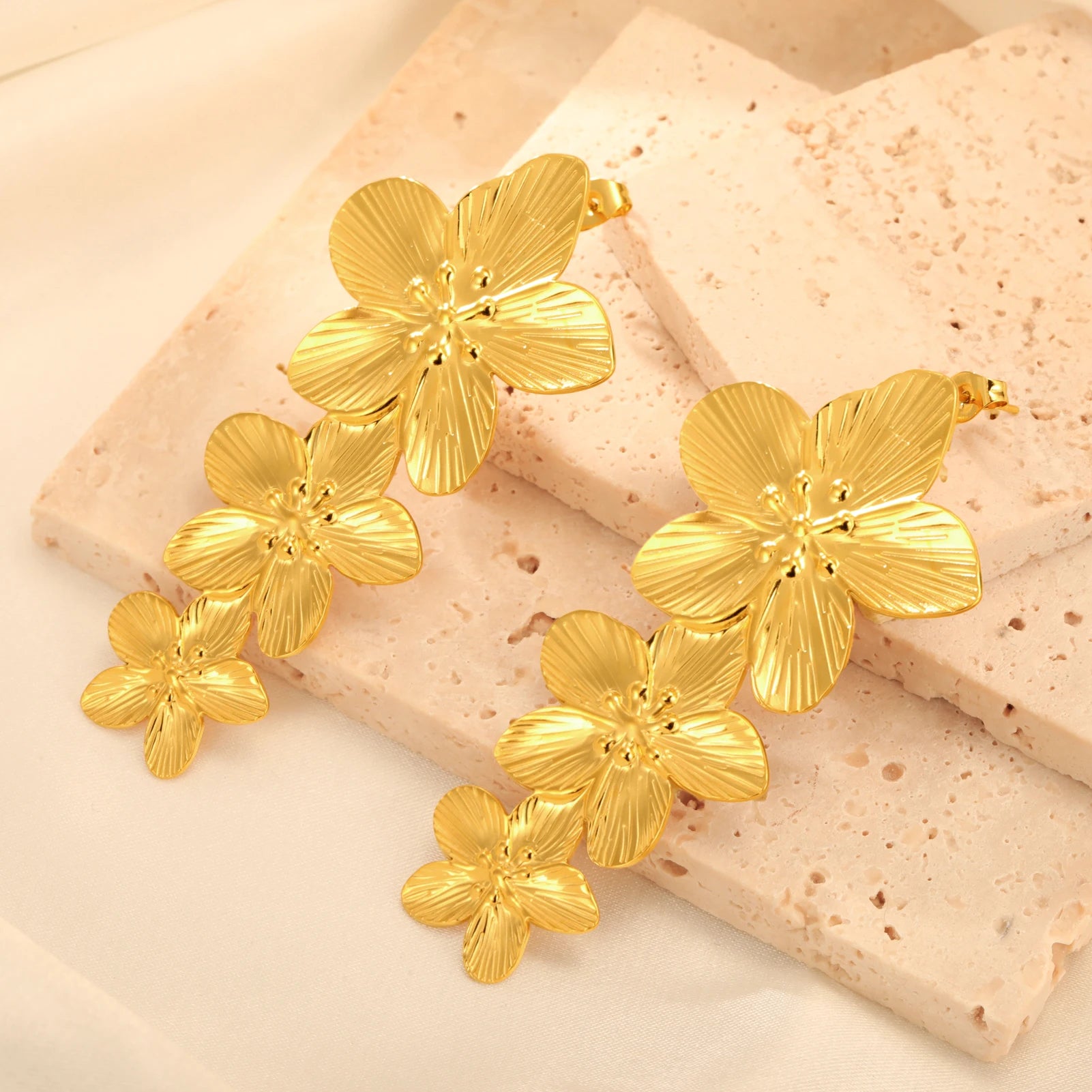 Pendientes Unift Vintage con diseño de flores para mujer: joyas bohemias de acero inoxidable chapado en oro de 14 quilates.