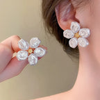 Pendientes de aro con flores de resina blanca y marrón de moda: diseño llamativo de gardenia
