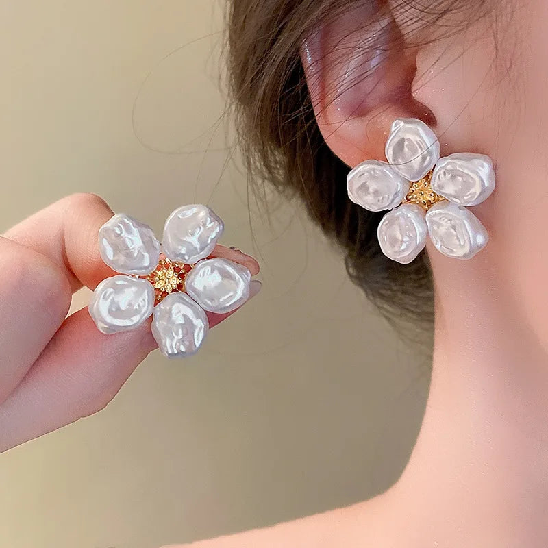 Boucles d'oreilles créoles tendance en résine blanche et marron – Motif gardénia