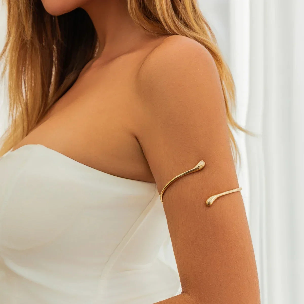 Bracelet manchette torsadé géométrique tendance pour le bras – Bracelet ajustable en forme de goutte d'eau pour femme