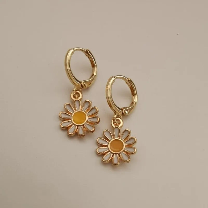 Boucles d'oreilles créoles dorées à motif marguerite et tournesol – Créoles délicates pour femme, bijoux de tous les jours et cadeaux