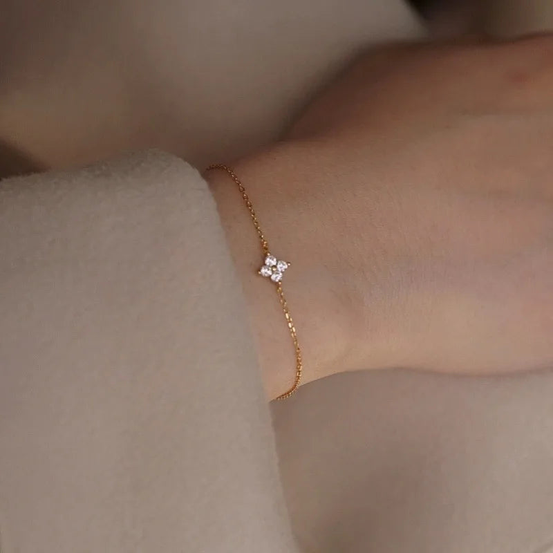 Collier trèfle à quatre feuilles plaqué or 18 carats pour femme – Acier inoxydable avec détails en zircone | Cadeau bijou de luxe