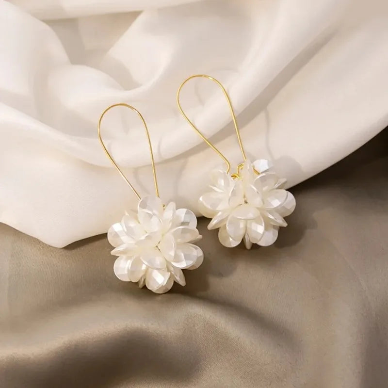 Boucles d'oreilles pendantes en forme de boule de pétales de perles – Boucles d'oreilles longues géométriques à fleurs pour femmes