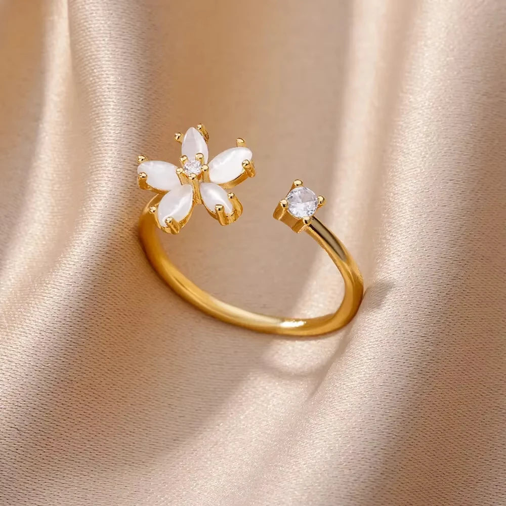 Bague ouverte géométrique ELARIAH plaquée or 18 carats et zircon – Alliance ajustable en acier inoxydable pour femmes, idéale pour les mariages et les fêtes.