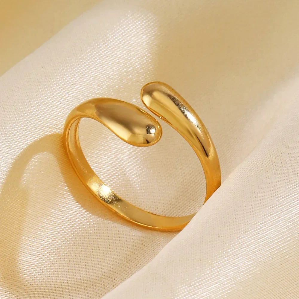 Bague cocktail géométrique Elariah en acier inoxydable plaqué or 14 carats – Bague de soirée audacieuse pour femme