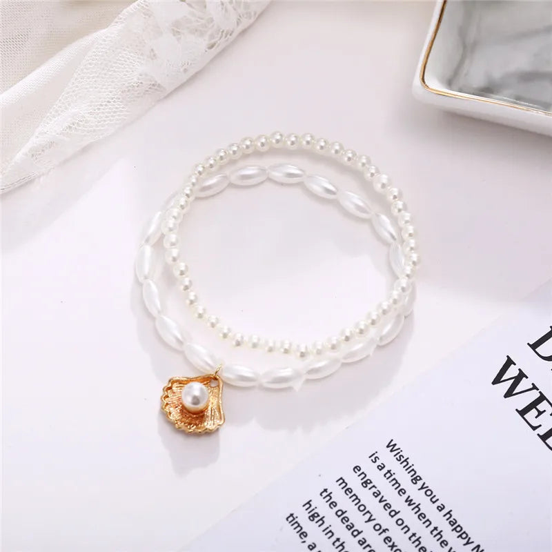 Elegante tobillera boho con perlas y dije de concha: perfecta para la playa, bodas y estilo diario.