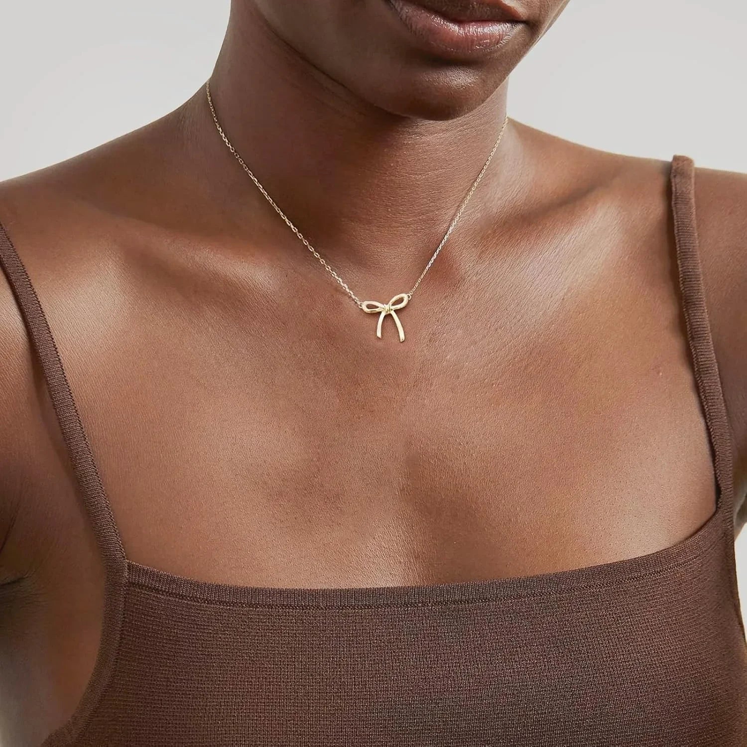 Collar con colgante de lazo delicado: gargantilla chapada en oro y plata para mujer