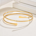 Brazalete minimalista chapado en oro: una joya moderna y llamativa para mujer.