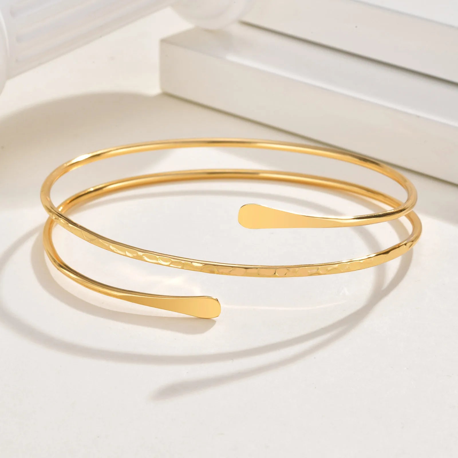 Brazalete minimalista chapado en oro: una joya moderna y llamativa para mujer.