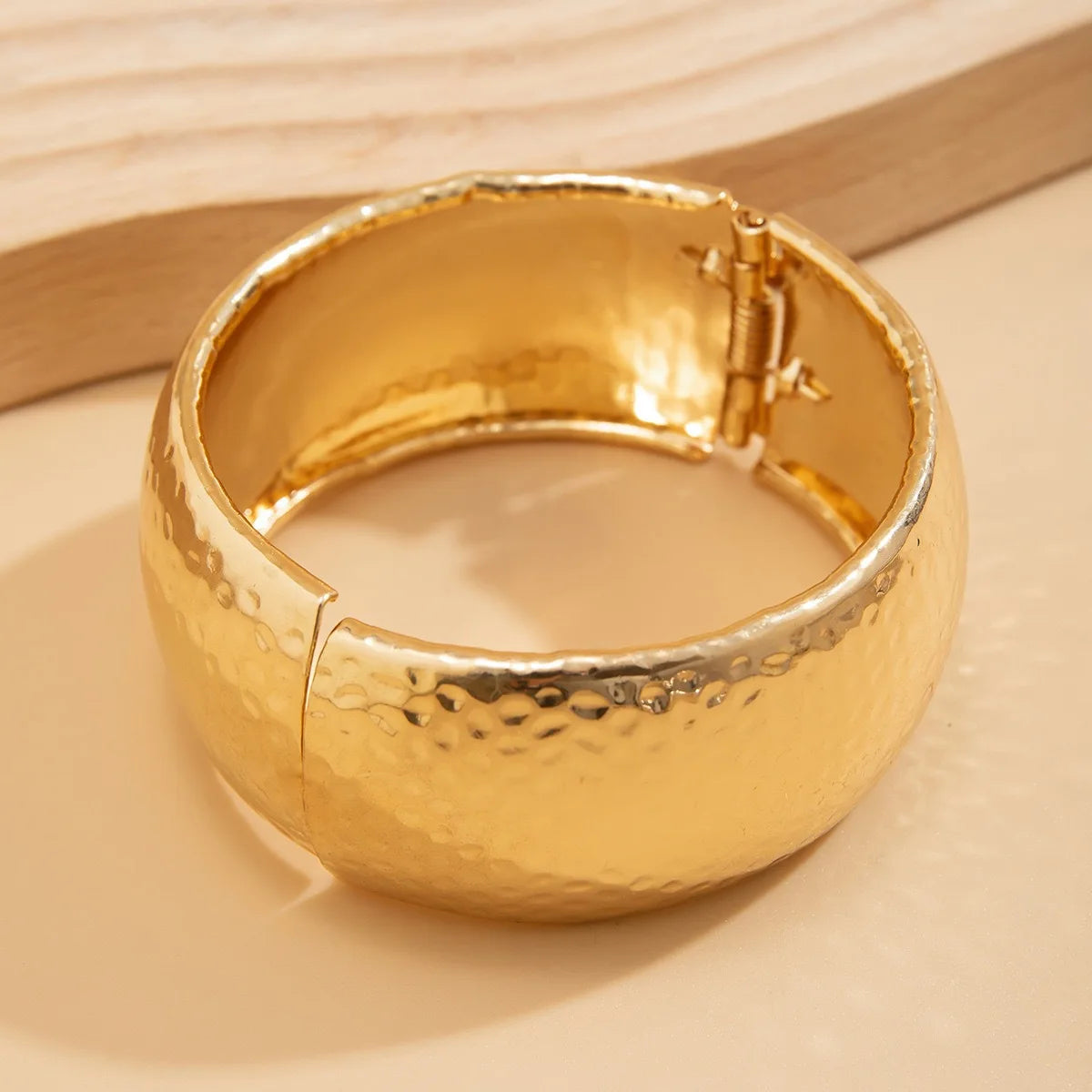Bracelet jonc large Elariah Bold Irregular Gold – Bracelet géométrique brillant tendance (6 cm)