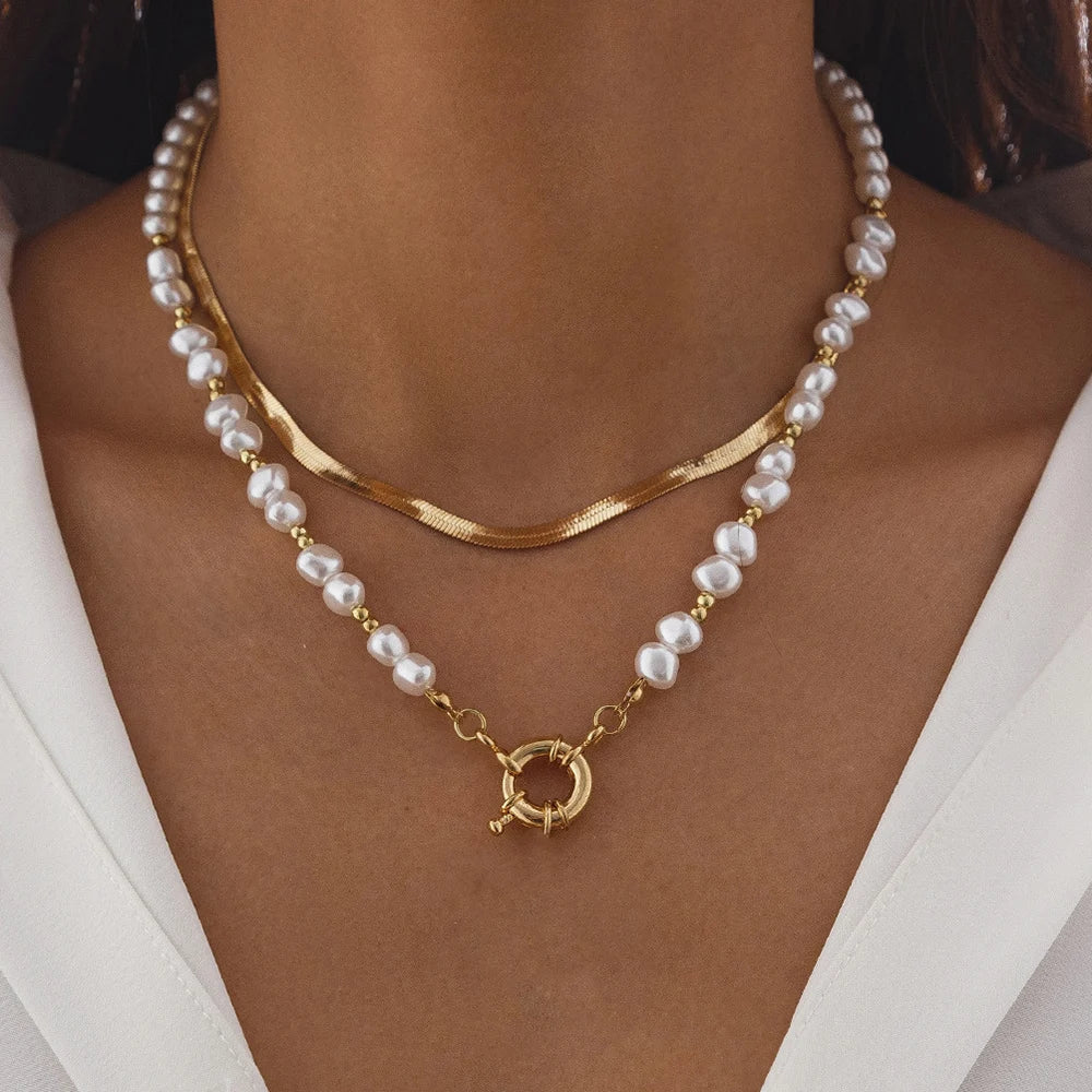 Collier élégant multicouches en perles irrégulières avec pendentif cœur – Collier ras du cou classique pour femme