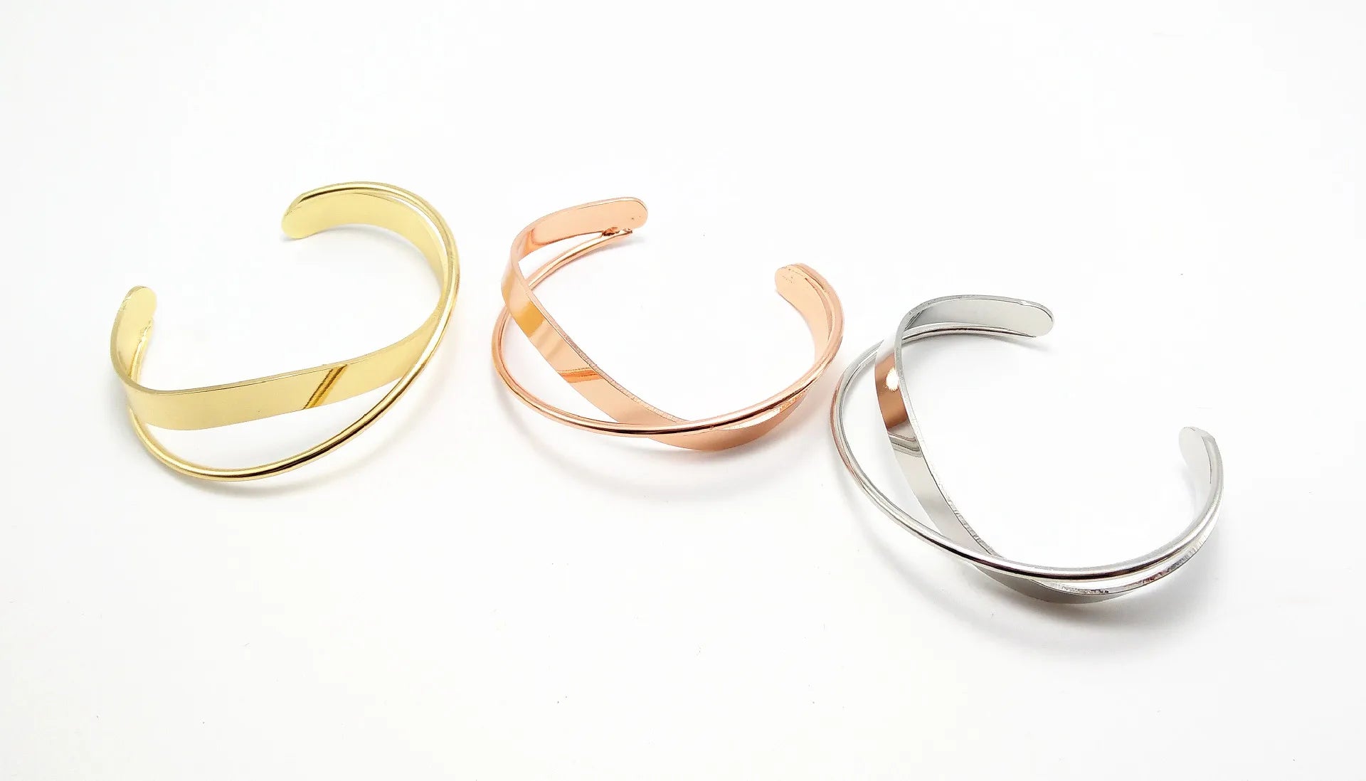 Pulsera Mobius de acero inoxidable chapada en oro: brazalete ajustable de lujo para mujer