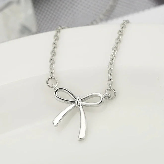 Collier pendentif nœud délicat – Chaîne ras du cou plaquée or et argent pour femme