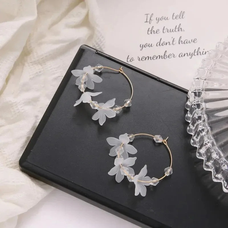 Boucles d'oreilles pendantes en forme de boule de pétales de perles – Boucles d'oreilles longues géométriques à fleurs pour femmes
