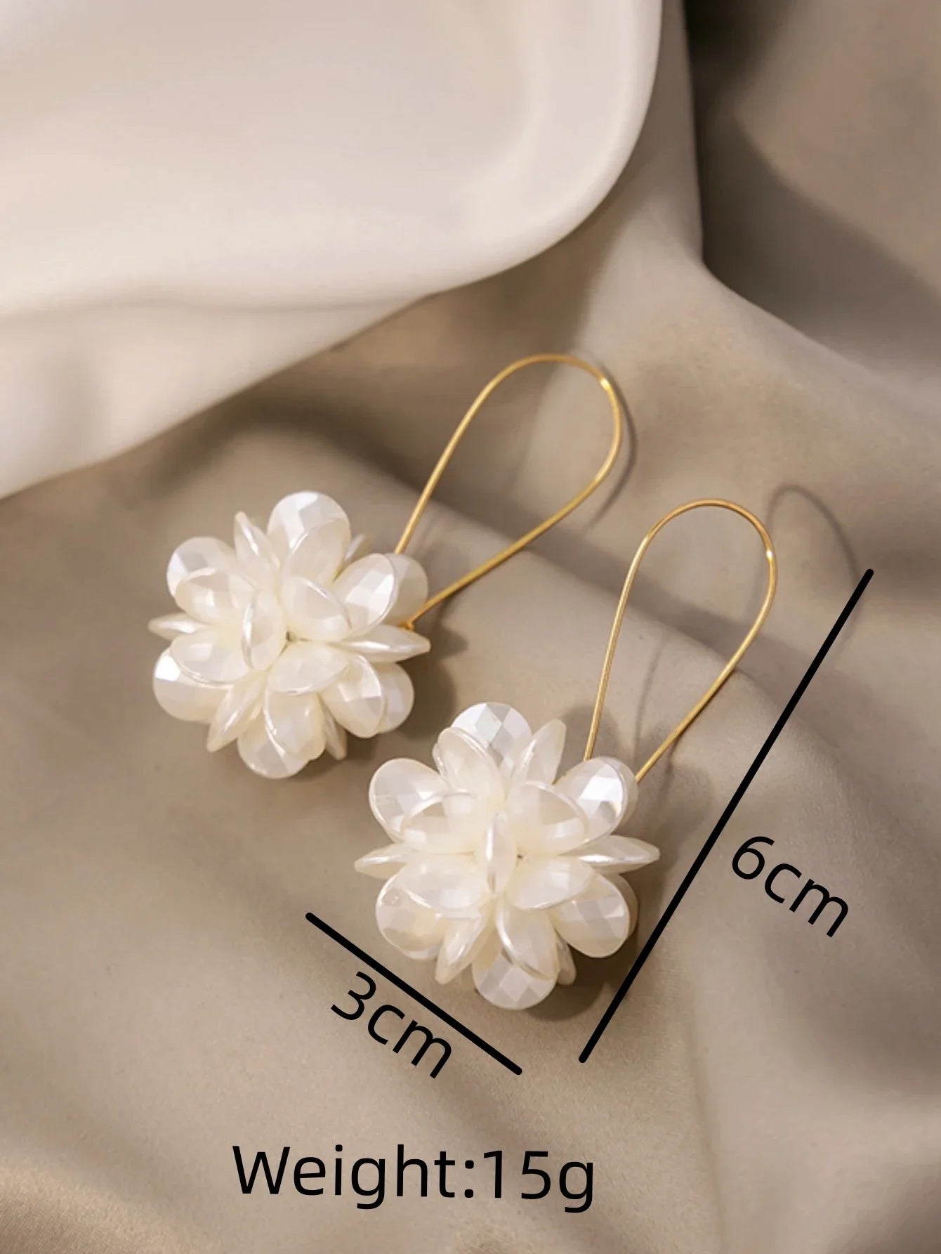 Boucles d'oreilles pendantes en forme de boule de pétales de perles – Boucles d'oreilles longues géométriques à fleurs pour femmes