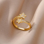 Bague ouverte géométrique ELARIAH plaquée or 18 carats et zircon – Alliance ajustable en acier inoxydable pour femmes, idéale pour les mariages et les fêtes.