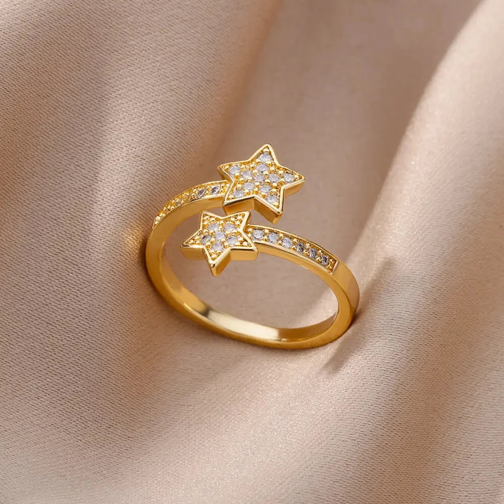 Bague ouverte géométrique ELARIAH plaquée or 18 carats et zircon – Alliance ajustable en acier inoxydable pour femmes, idéale pour les mariages et les fêtes.