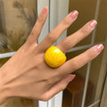 Anillo geométrico de acrílico en colores pastel para mujer: anillo llamativo de resina, joyería ligera y moderna para fiestas.