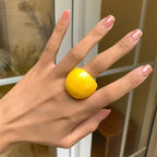 Anillo geométrico de acrílico en colores pastel para mujer: anillo llamativo de resina, joyería ligera y moderna para fiestas.