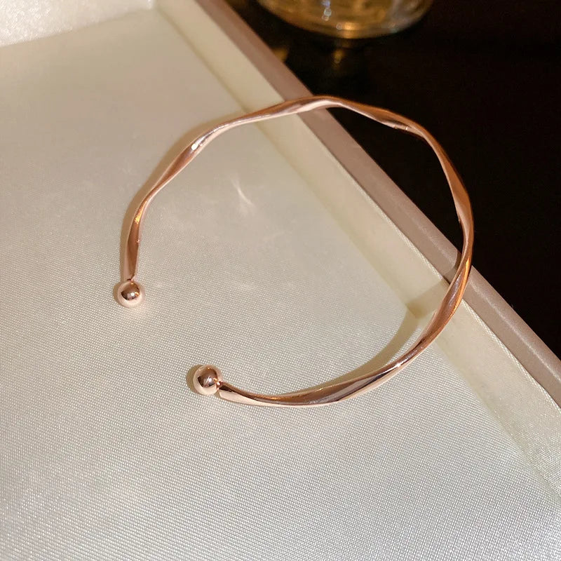 Bracelet jonc minimaliste torsadé en or pour femme – Bijou jonc ouvert élégant