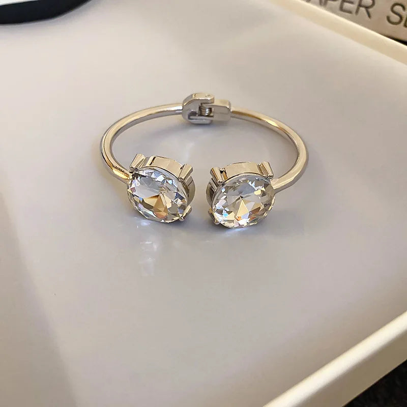 Bracelet manchette ouvert rond en zircon plaqué or pour femme – Bracelet jonc orné de strass, ajustable, bijou idéal pour les fêtes et les mariages