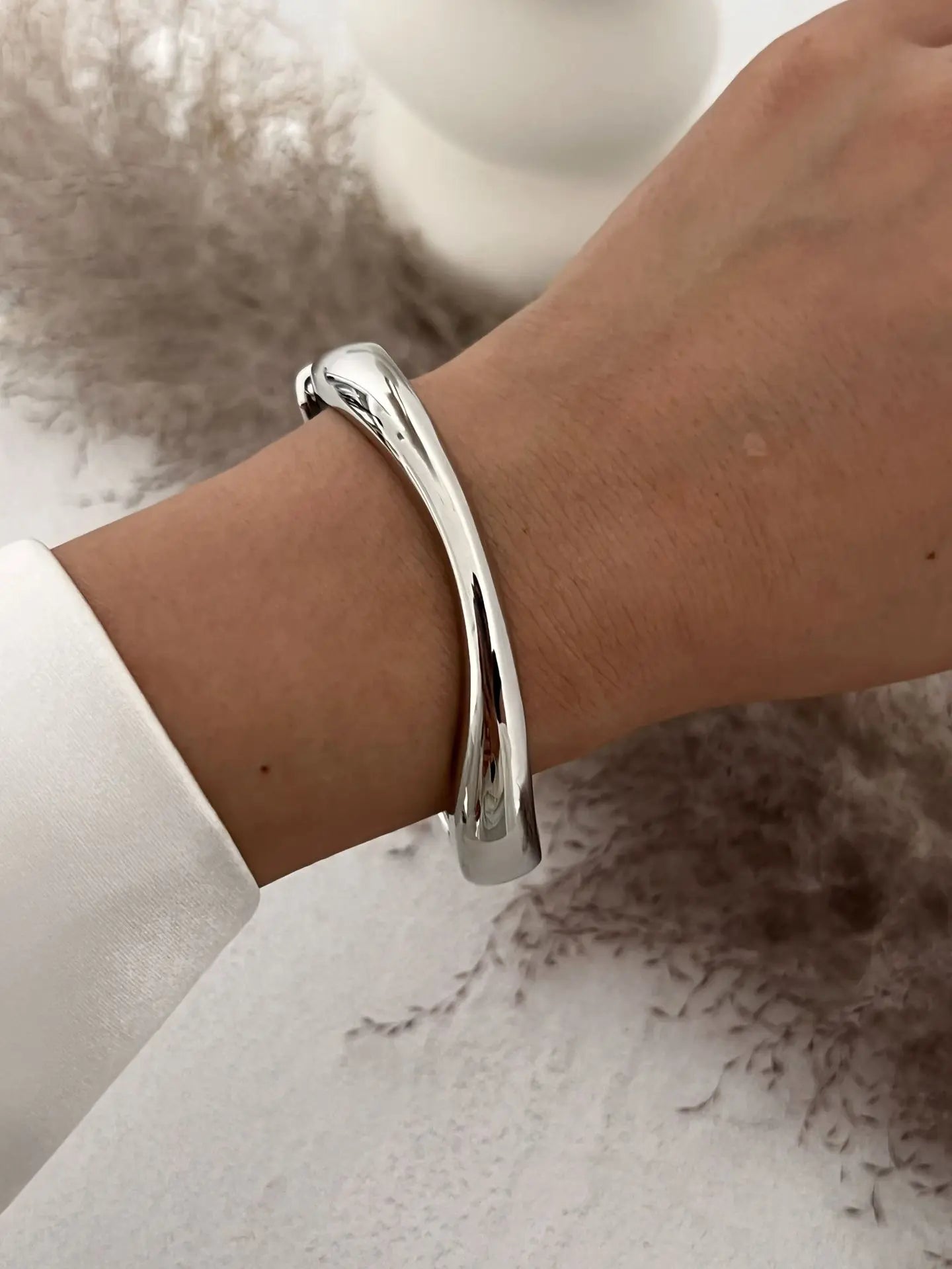 Bracelet jonc large Elariah Bold Irregular Gold – Bracelet géométrique brillant tendance (6 cm)