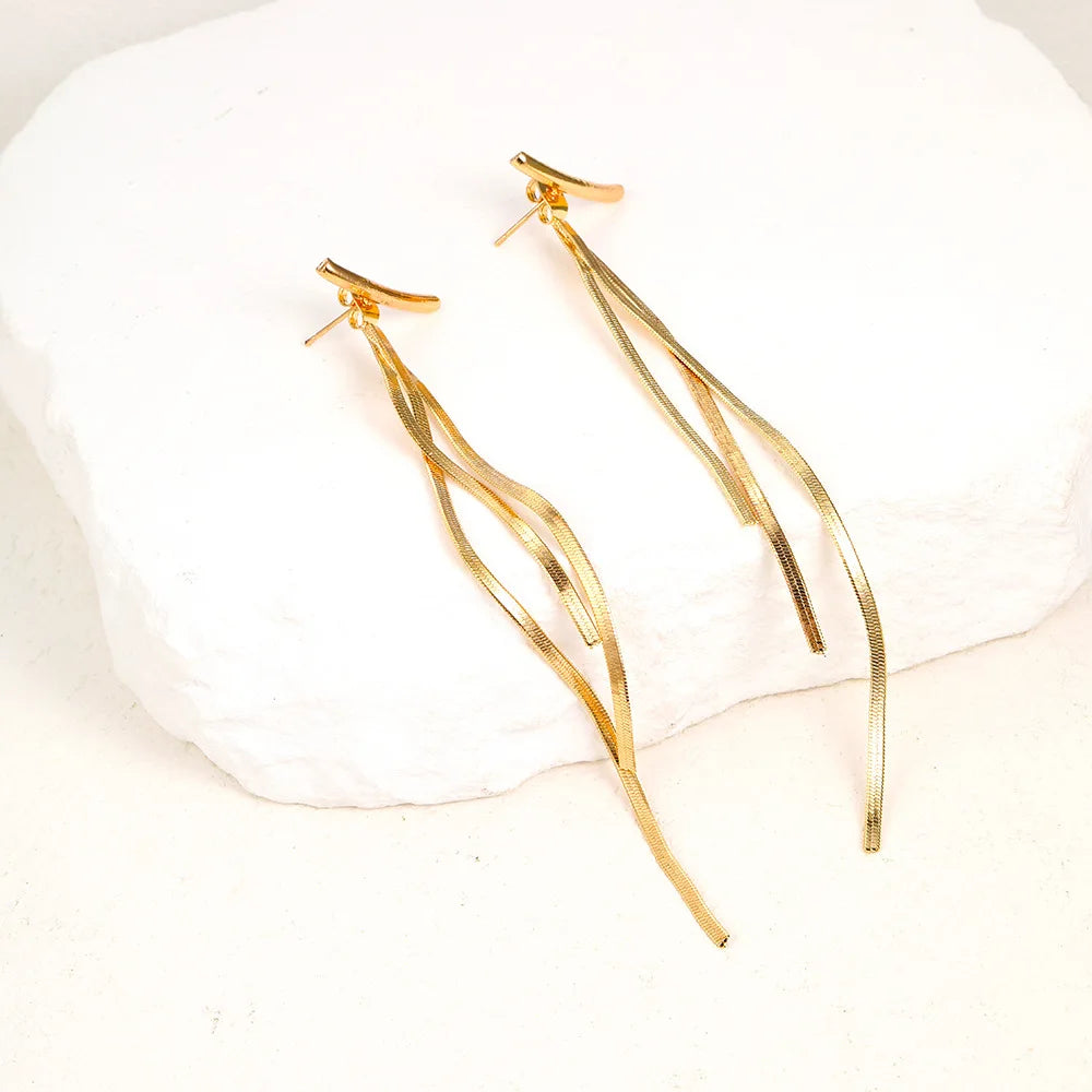 Pendientes llamativos con borlas doradas y brillantes: elegante diseño largo para mujer
