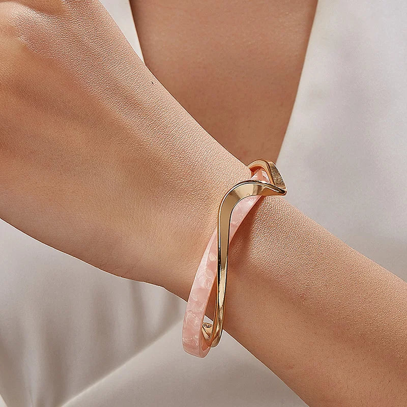 Bracelet jonc ouvert géométrique en acrylique blanc en forme de C pour femme – Bracelet manchette minimaliste en métal, bijou tendance moderne à offrir