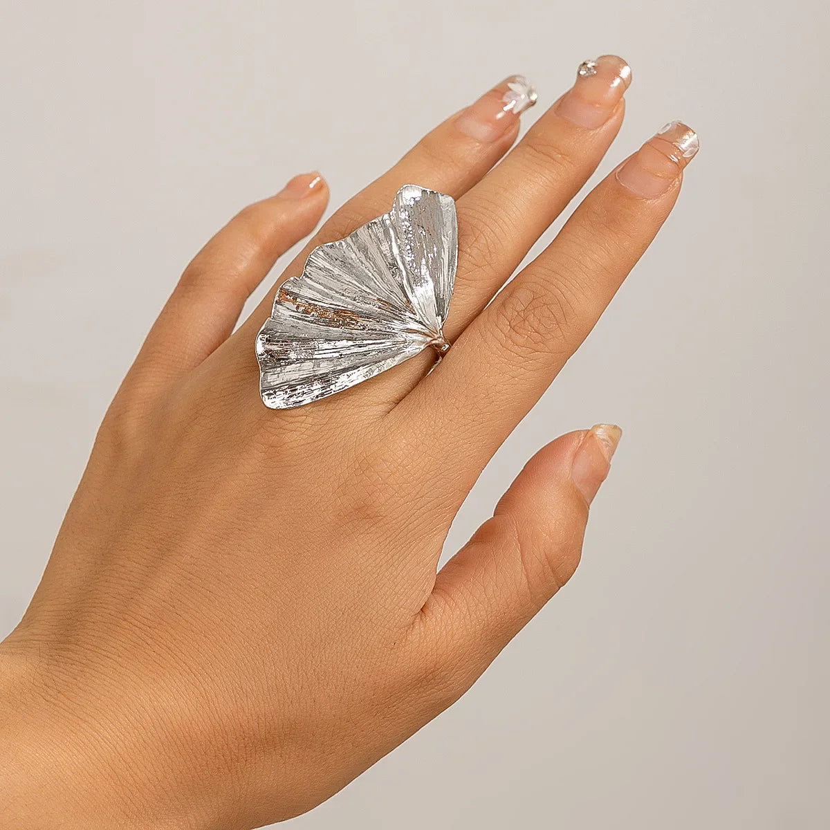 Bague en feuille de ginkgo plaquée or 14 carats pour femme – Bague cocktail ajustable | Design en éventail inspiré de la nature