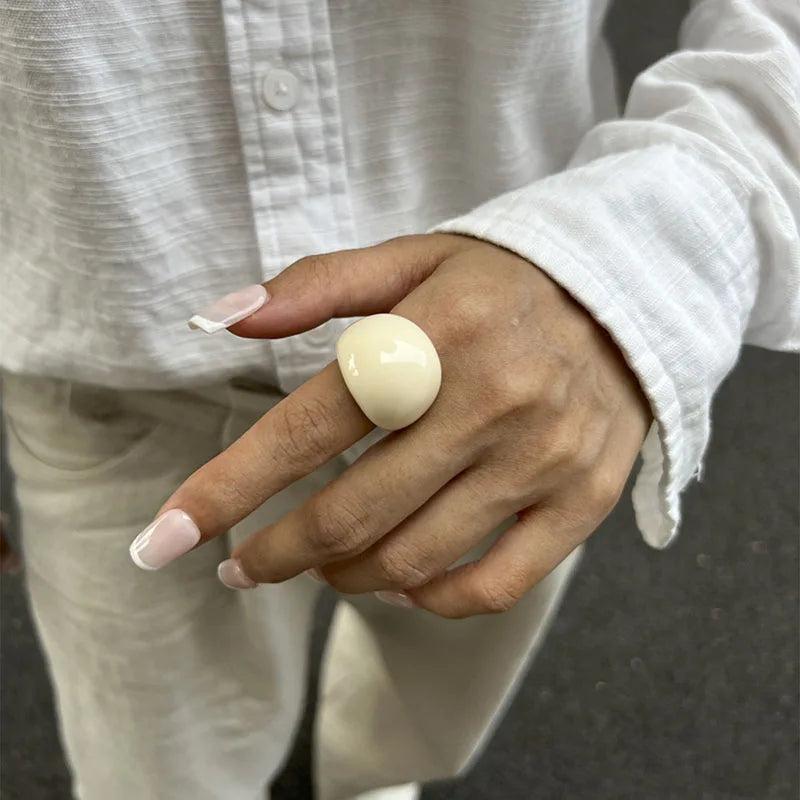 Bague vintage irrégulière en résine acrylique pour femme – Bague bohème géométrique tendance, bijou de mode au design lisse et esthétique