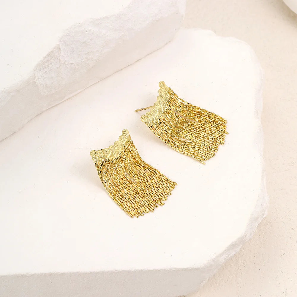 Pendientes llamativos con borlas doradas y brillantes: elegante diseño largo para mujer