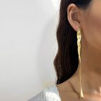 Pendientes llamativos con borlas doradas y brillantes: elegante diseño largo para mujer