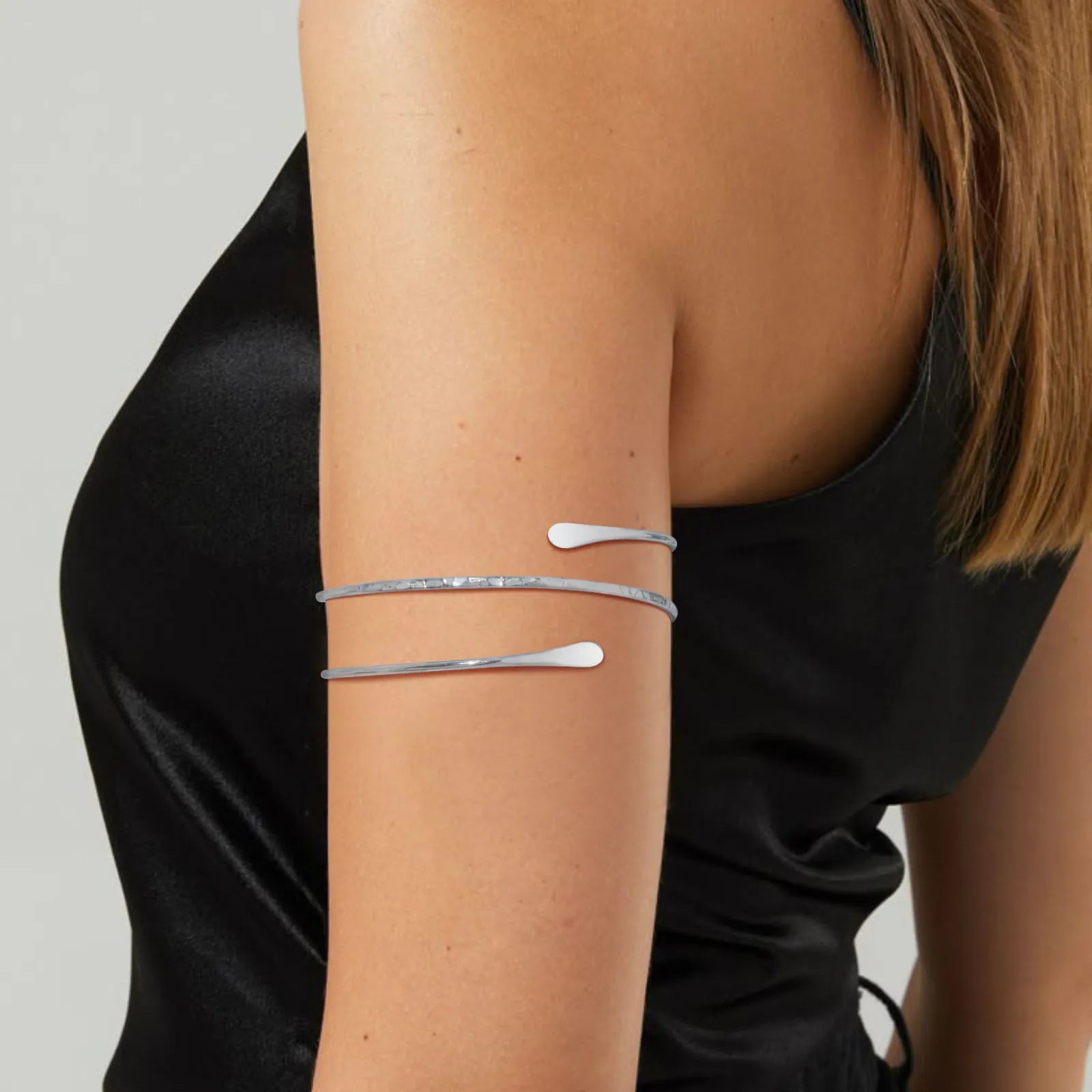 Bracelet manchette minimaliste plaqué or pour le haut du bras – Bijou tendance pour femme