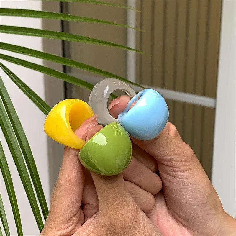 Bague géométrique en acrylique aux couleurs acidulées pour femme – Bague tendance en résine, bijou de soirée léger et élégant