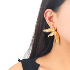 Pendientes grandes de metal texturizado con forma de flor: joyas llamativas para mujer