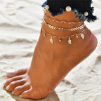 Elegante tobillera boho con perlas y dije de concha: perfecta para la playa, bodas y estilo diario.