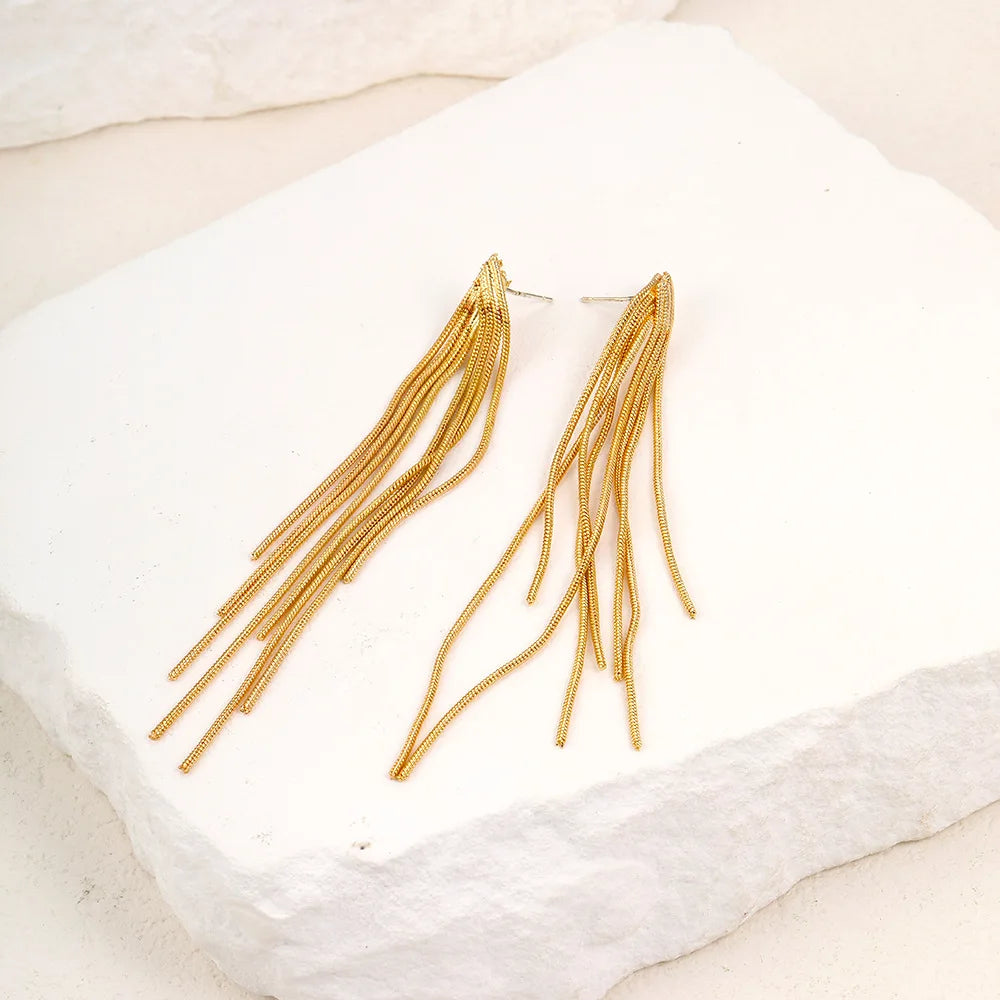 Pendientes llamativos con borlas doradas y brillantes: elegante diseño largo para mujer