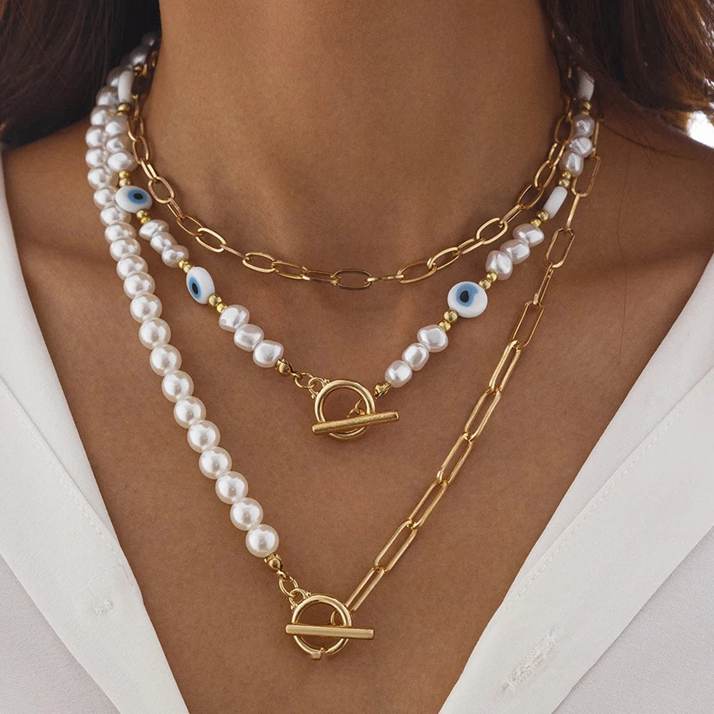 Collier élégant multicouches en perles irrégulières avec pendentif cœur – Collier ras du cou classique pour femme
