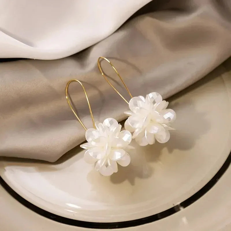 Boucles d'oreilles pendantes en forme de boule de pétales de perles – Boucles d'oreilles longues géométriques à fleurs pour femmes