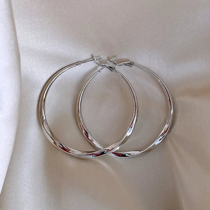 Aros dorados Mobius Twist: aros clásicos de 50 mm para mujer