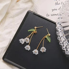Boucles d'oreilles pendantes en forme de boule de pétales de perles – Boucles d'oreilles longues géométriques à fleurs pour femmes