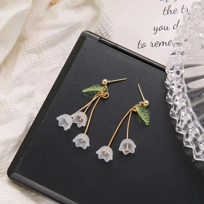 Boucles d'oreilles pendantes en forme de boule de pétales de perles – Boucles d'oreilles longues géométriques à fleurs pour femmes