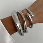 Brazalete ancho Elariah Bold Irregular de oro: pulsera geométrica brillante y llamativa (6 cm)