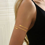 Brazalete minimalista chapado en oro: una joya moderna y llamativa para mujer.