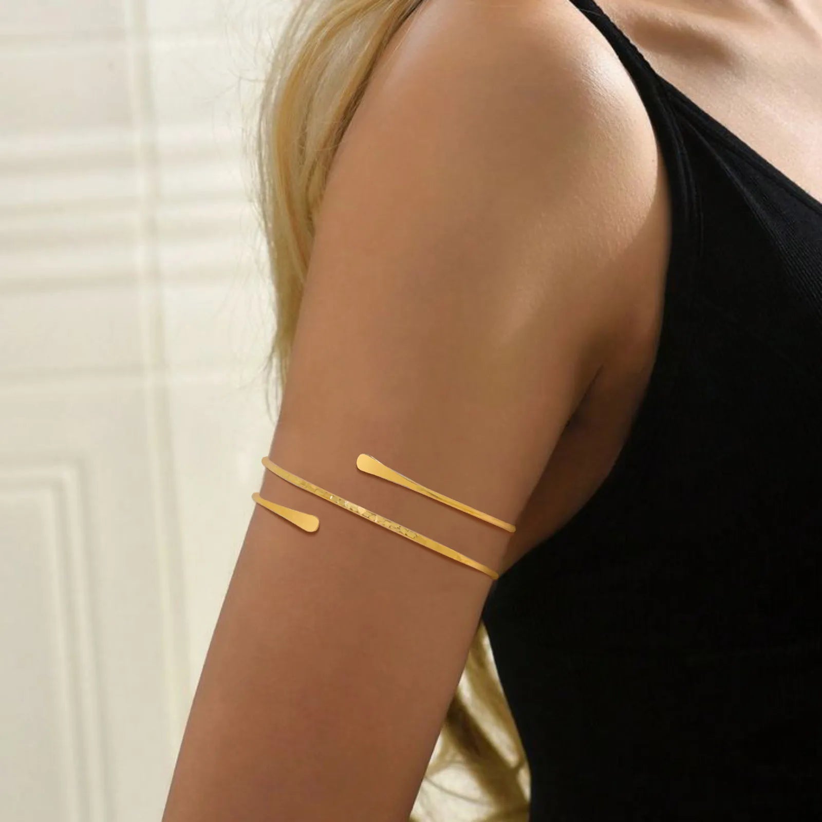 Bracelet manchette minimaliste plaqué or pour le haut du bras – Bijou tendance pour femme